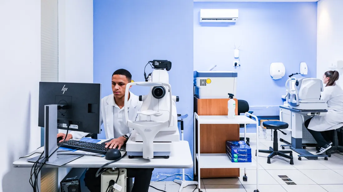 Sala de exames com equipamento de diagnóstico