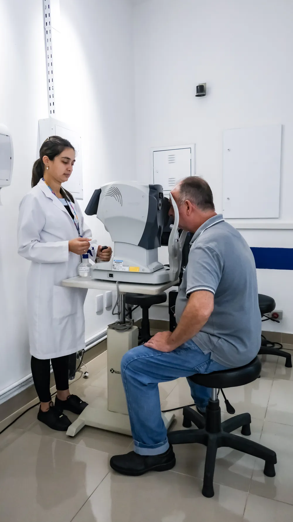 Oftalmologista atendendo paciente na UPO
