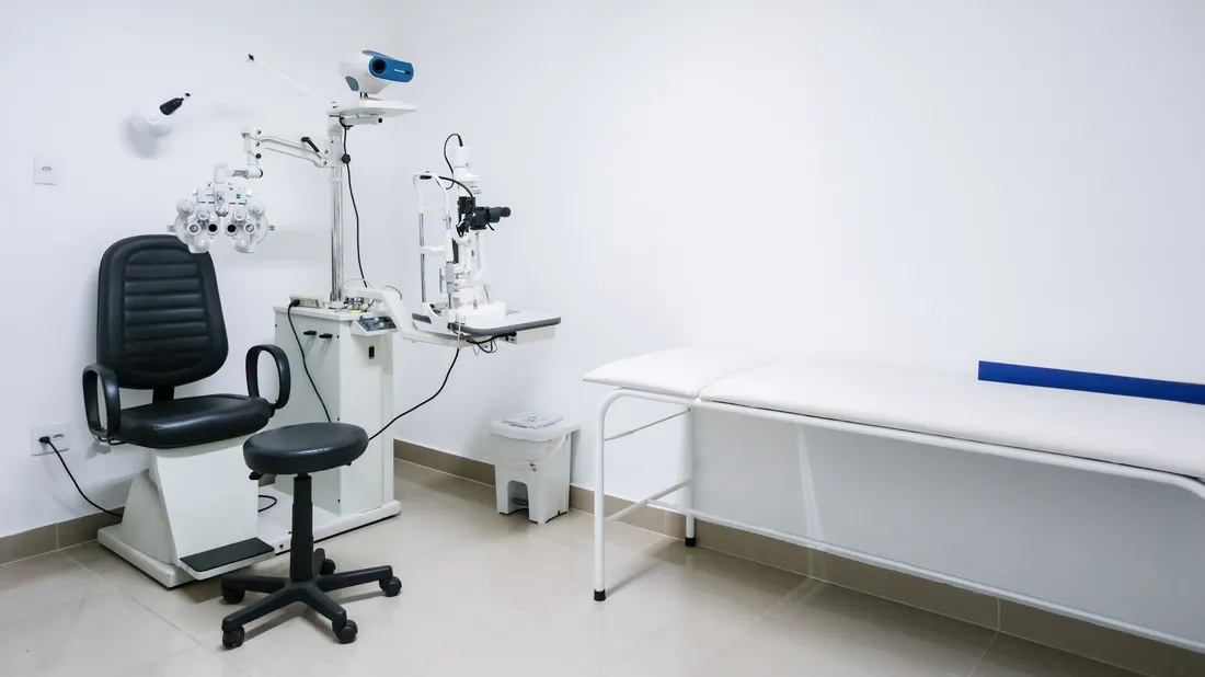 Sala de exame oftalmológico equipada